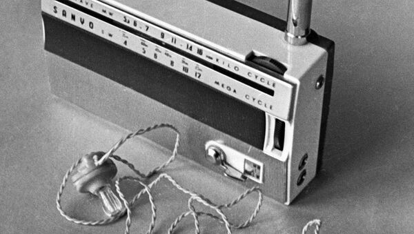 Транзисторный приемник, с помощью которого шпион Олег Пеньковский получал указания американской и английской разведок - Sputnik Ўзбекистон