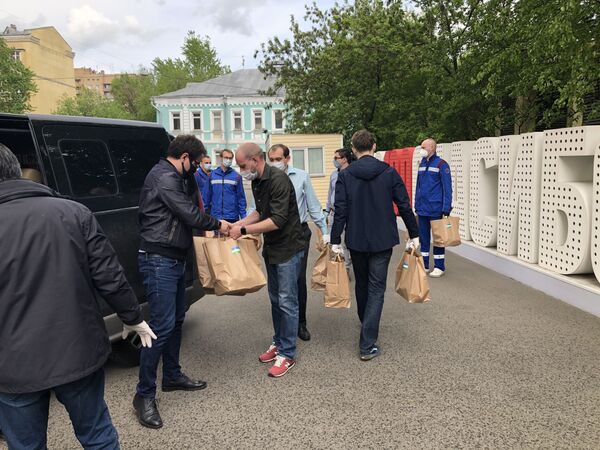 Благотворительная акция Спасибо, организованная сотрудниками посольства Узбекистана в РФ - Sputnik Узбекистан