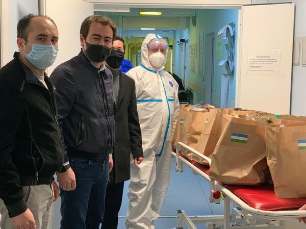 Плов для всех: узбекские дипломаты устроили акцию в Москве - Sputnik Узбекистан