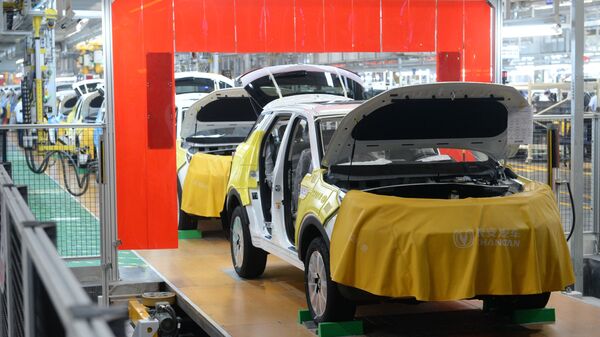 Сборка легковых автомобилей на заводе компании Changan в городе Чунцин в Китае. - Sputnik Ўзбекистон