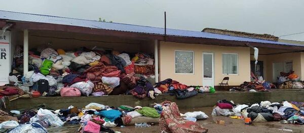 Фотография с разбросанной гумпомощью, возмутившая интернет-пользователей Фотография с разбросанной гумпомощью, возмутившая интернет-пользователей - Sputnik Узбекистан