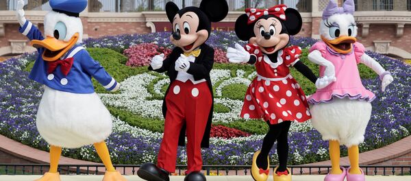 Диснеевские персонажи во время открытия после карантина парка развлечений Диснейленд в Шанхае - Sputnik Узбекистан
