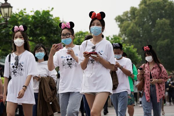 В Шанхае после длительной паузы из-за пандемии коронавируса возобновил работу Диснейленд - Sputnik Узбекистан