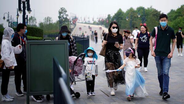 Посетители открывшегося после карантина парка развлечений Диснейленд в Шанхае - Sputnik Ўзбекистон