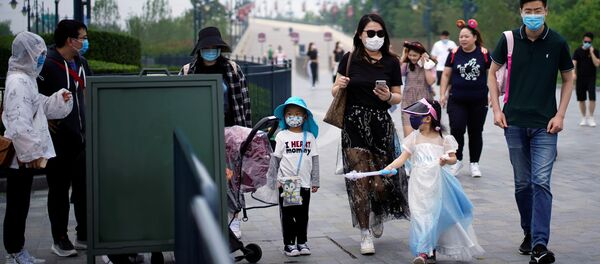Посетители открывшегося после карантина парка развлечений Диснейленд в Шанхае - Sputnik Ўзбекистон