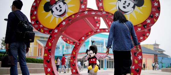 Посетители открывшегося после карантина парка развлечений Диснейленд в Шанхае Посетители открывшегося после карантина парка развлечений Диснейленд в Шанхае - Sputnik Ўзбекистон