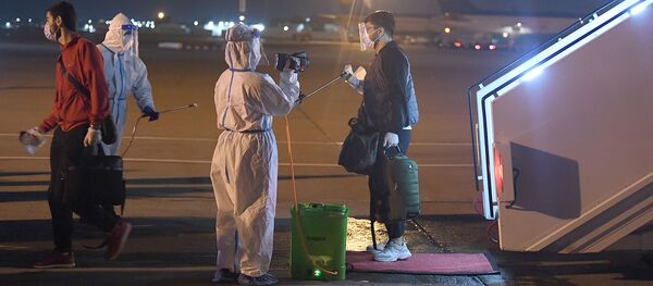 Встреча в Ташкенте пассажиров, вывезенных из Сингапура и Малайзии чартерным бортом - Sputnik Узбекистан