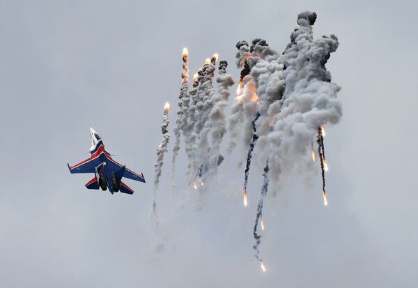 Су-30СМ қирувчиси Ғалаба кунига бағишланган авиашоуда  - Sputnik Ўзбекистон