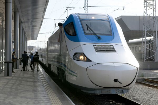 АО Узбекистон темир йуллари объявило о запуске с 18 мая поездов до Бухары, Андижана и Карши. - Sputnik Узбекистан