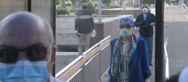 Дезинфицирующий тоннель перед входом на железнодорожный вокзал в Ташкенте Дезинфицирующий тоннель перед входом на железнодорожный вокзал в Ташкенте - Sputnik Ўзбекистон