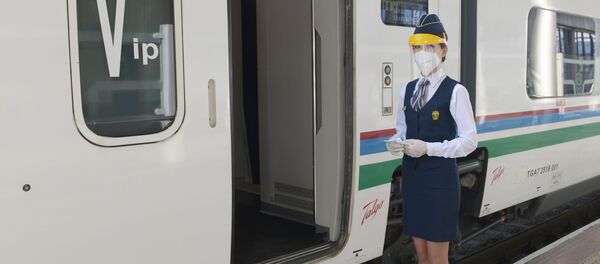 Проводник у вагона на железнодорожном вокзале в Ташкенте Проводник у вагона на железнодорожном вокзале в Ташкенте - Sputnik Ўзбекистон