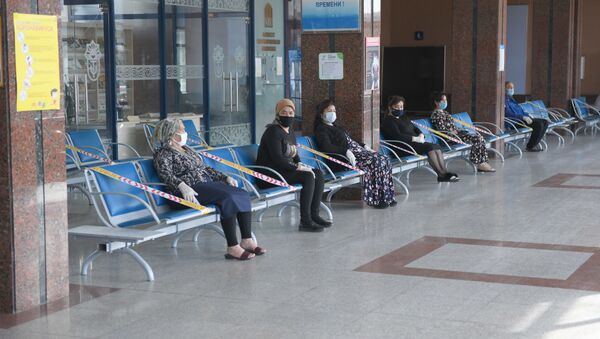 Пассажиры в ожидании поезда на вокзале в Ташкенте - Sputnik Узбекистан