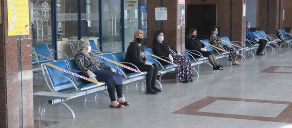 Пассажиры в ожидании поезда на вокзале в Ташкенте Пассажиры в ожидании поезда на вокзале в Ташкенте - Sputnik Узбекистан