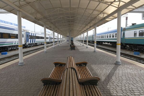 Платформа железнодорожного вокзала в Ташкенте - Sputnik Узбекистан