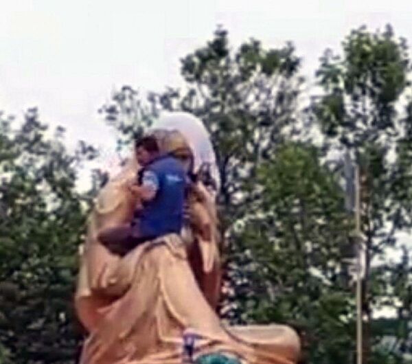 “Мотамсаро она” ҳайкали олдида ҳуқуқбузарлик қилган фуқаро 15 суткага қамалди “Мотамсаро она” ҳайкали олдида ҳуқуқбузарлик қилган фуқаро 15 суткага қамалди - Sputnik Ўзбекистон