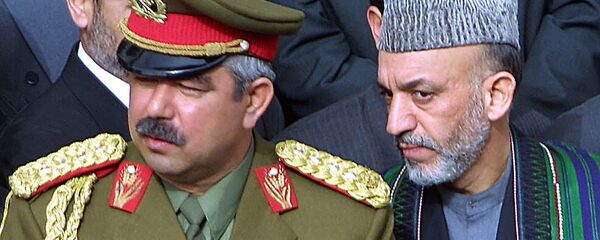 Лидер Временного правительства Афганистана Хамид Карзай и заместитель министра обороны генерал Абдул-Рашид Дустум, 21 марта 2002 года. Лидер Временного правительства Афганистана Хамид Карзай и заместитель министра обороны генерал Абдул-Рашид Дустум, 21 марта 2002 года. - Sputnik Ўзбекистон
