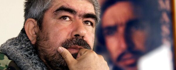 Этнический узбекский военачальник Абдул Рашид Дустум во время интервью агентству Франс Пресс в Кабуле 24 декабря 2001 года Этнический узбекский военачальник Абдул Рашид Дустум во время интервью агентству Франс Пресс в Кабуле 24 декабря 2001 года - Sputnik Ўзбекистон