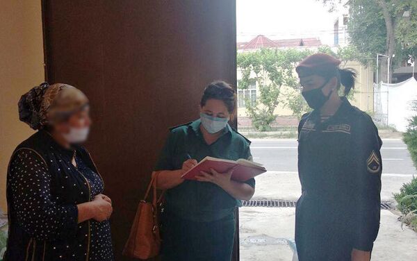 Инспекторы по вопросам женщин ГУВД Ташкента совместно с сотрудницами Нацгвардии помогают жительницам столицы - Sputnik Узбекистан