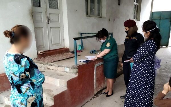 Инспекторы по вопросам женщин ГУВД Ташкента совместно с сотрудницами Нацгвардии помогают жительницам столицы - Sputnik Узбекистан