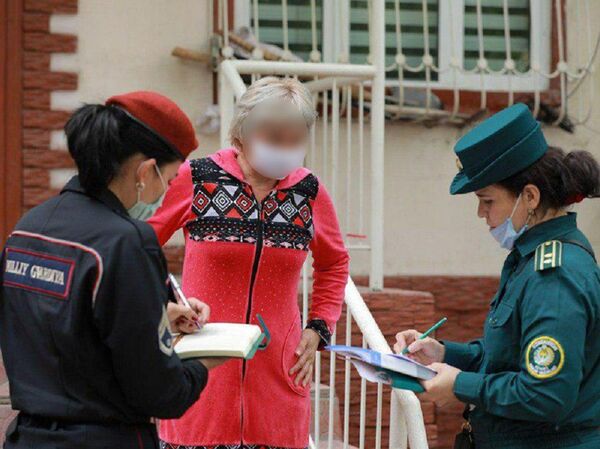 ИИБ ва Миллий Гвардия Тошкентда 52 нафар аёлга қўриқлаш ордерлари топширди ИИБ ва Миллий Гвардия Тошкентда 52 нафар аёлга қўриқлаш ордерлари топширди - Sputnik Ўзбекистон