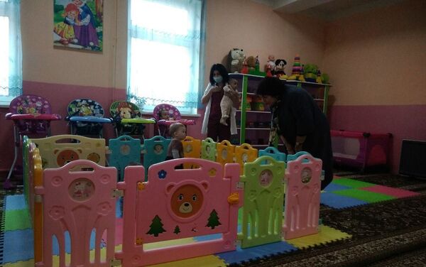 Десткий омбудсмен Узбекистана Алия Юнусова посетила детское учреждение, где находятся дети матери которых отбывают наказание - Sputnik Узбекистан