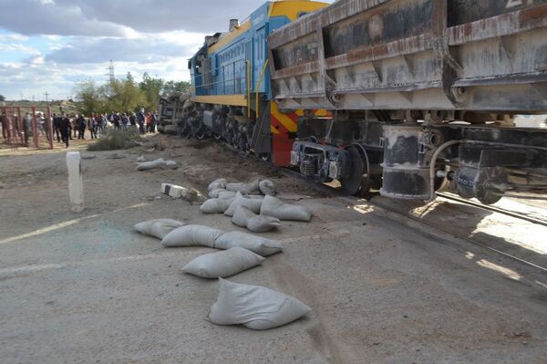 В Зарафшане тепловоз протаранил выехавший грузовик - фото - Sputnik Узбекистан