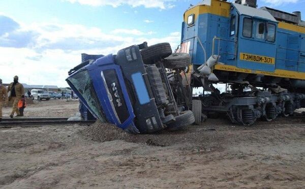 В Зарафшане тепловоз протаранил выехавший грузовик - фото - Sputnik Узбекистан