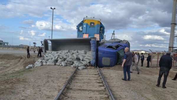 В Зарафшане тепловоз протаранил выехавший грузовик - фото - Sputnik Узбекистан