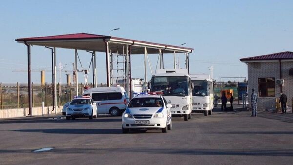 Освобожденные из мест заключения в республике Туркменистан граждане Узбекистана проходят проверку на границе - Sputnik Узбекистан