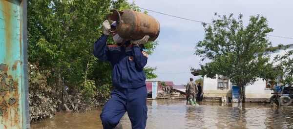 Спасатели помогают пострадавшим от подтопления в Мактааральском районе - Sputnik Ўзбекистон