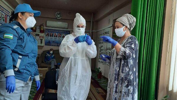 Специалисты здравоохранения Республики Узбекистан провели тренинг по методам ношения медицинской формы - Sputnik Узбекистан