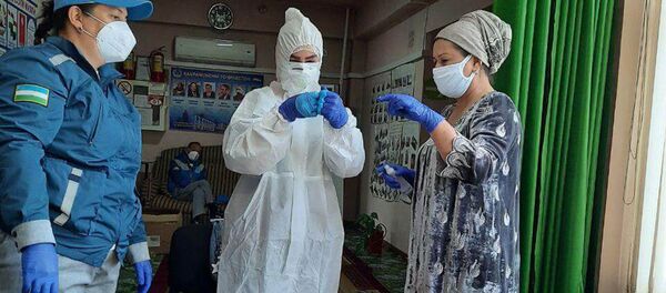 Специалисты здравоохранения Республики Узбекистан провели тренинг по методам ношения медицинской формы - Sputnik Узбекистан