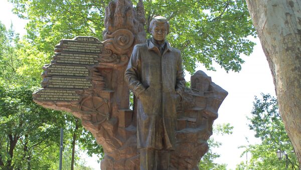 Памятник поэту Мухаммаду Юсуфу на аллее литераторов в Ташкенте - Sputnik Узбекистан