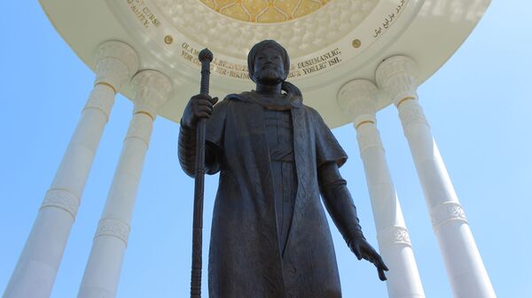 Памятник Алишеру Навои в Ташкенте. - Sputnik Узбекистан