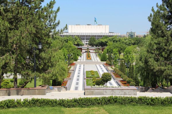 Вид на концертный зал Дружбы Народов с холма где стоит Алишер Навои - Sputnik Узбекистан