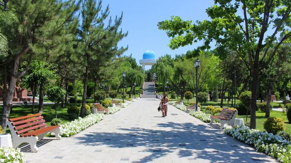 Центральная аллея ведущая к памятнику Алишеру Навои - Sputnik Ўзбекистон