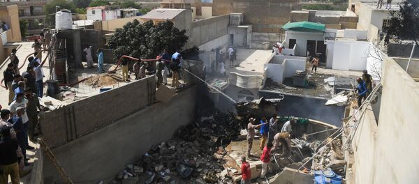 Spasateli na meste krusheniya samoleta aviakompanii Pakistanskie avaialinii v Karachi - Sputnik O‘zbekiston