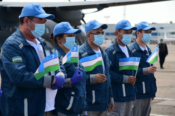 Группа узбекских медиков вернулась из Таджикистана - Sputnik Узбекистан