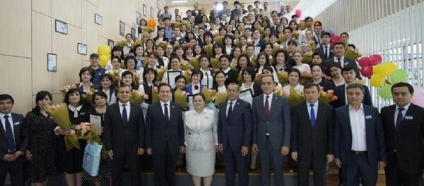 В Ташкента наградили учителей, участвовавших в проекте Online-maktab В Ташкента наградили учителей, участвовавших в проекте Online-maktab - Sputnik Ўзбекистон