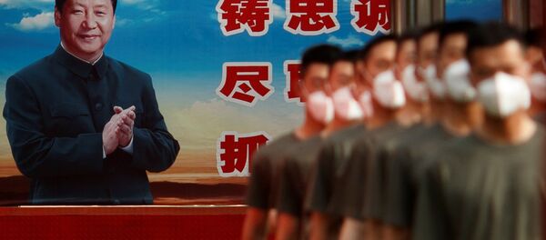 Офицеры военизированной полиции маршируют в строю возле плаката президента Китая Си Цзиньпина Офицеры военизированной полиции маршируют в строю возле плаката президента Китая Си Цзиньпина - Sputnik Узбекистан