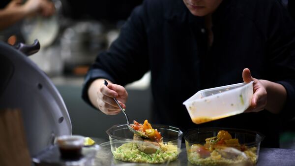 Повар готовит в ресторане в Париже еду на вынос - Sputnik Ўзбекистон