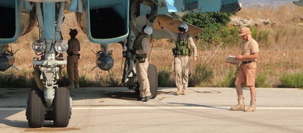 Российские пилоты самолета Су-34 на авиабазе Хмеймим в Сирии - Sputnik Узбекистан