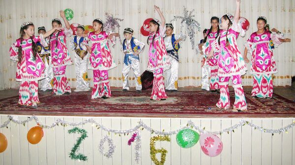 На сцене и в зале царили радость, улыбки, смех и веселье На сцене и в зале царили радость, улыбки, смех и веселье - Sputnik Узбекистан