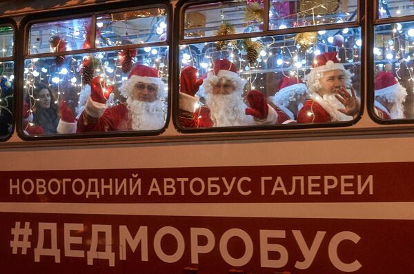 Новогодний автобус с Дедами Морозами в Санкт-Петербурге - Sputnik Узбекистан