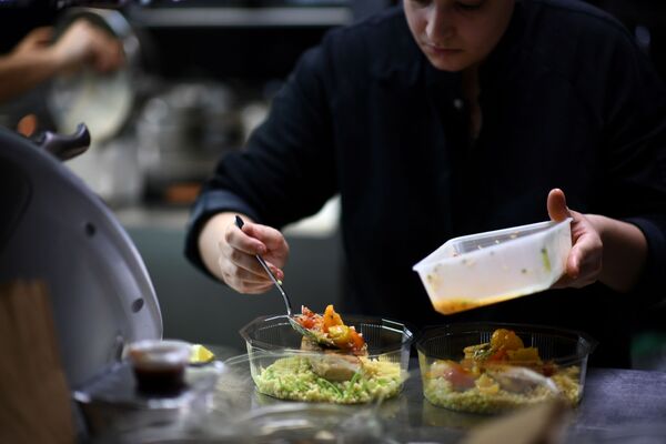 Повар готовит в ресторане в Париже еду на вынос - Sputnik Узбекистан