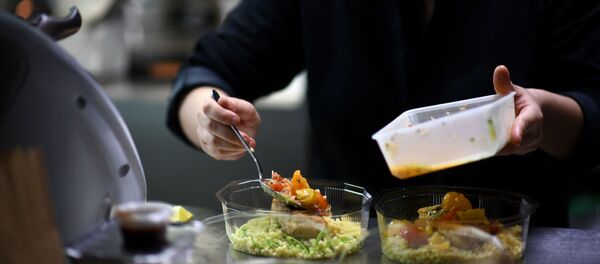 Повар готовит в ресторане в Париже еду на вынос Повар готовит в ресторане в Париже еду на вынос - Sputnik Ўзбекистон