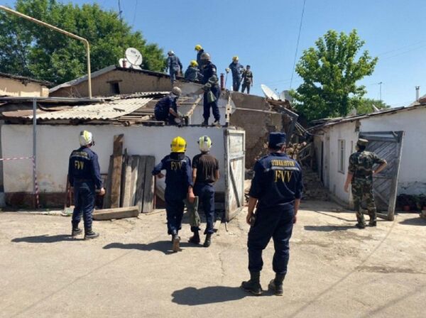 В Ташкенте обрушилась стена жилого дома - фото - Sputnik Узбекистан