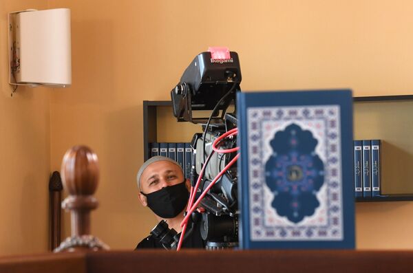 Съемка прямой трансляции праздничного вагаза в Галеевской мечети в Казани - Sputnik Узбекистан