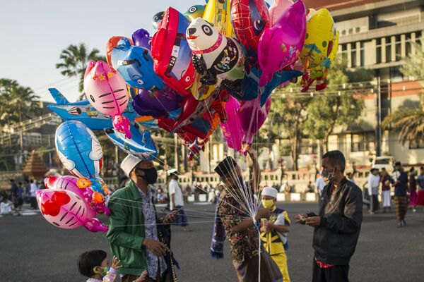  Индонезийцы во время покупки шаров в честь празднования Ид-аль-Фитра в Сурабае - Sputnik Узбекистан