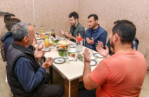 Верующие перед вечерним разговением в день праздника Ураза-байрам в Баку - Sputnik Узбекистан